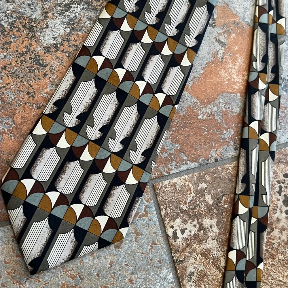 Geometric Patterned tie - Picture 2 of 3